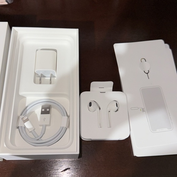 Apple headphonesnes, charger port and wire new apple accessories. Never used box - Picture 2 of 5